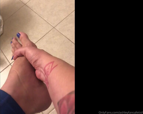 Ashleyfancyfetish aka Ashleyfancyfetish OnlyFans - Gym shoesock removal 1min clip