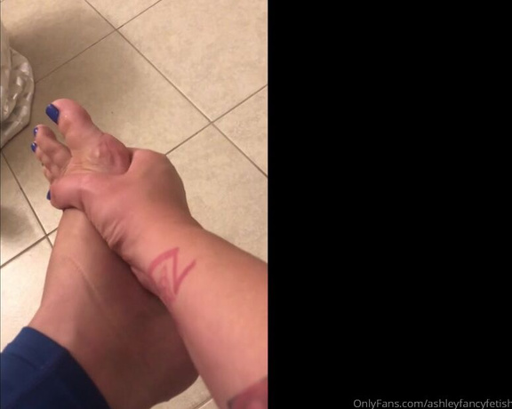 Ashleyfancyfetish aka Ashleyfancyfetish OnlyFans - Gym shoesock removal 1min clip