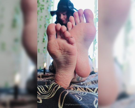 Ashleyfancyfetish aka Ashleyfancyfetish OnlyFans - A treat for you! I’ve got you under my spell with A video of my witchy soles This was supposed to