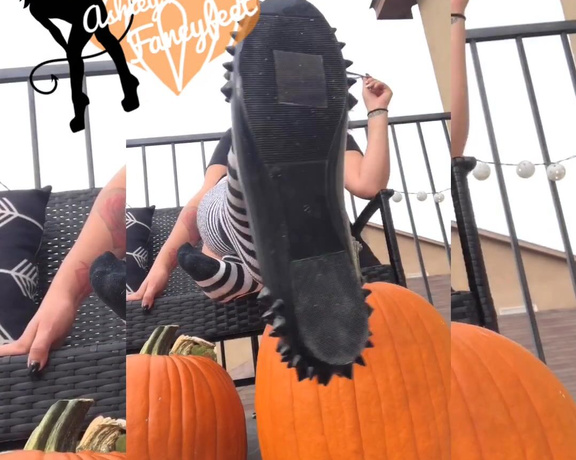 Ashleyfancyfetish aka Ashleyfancyfetish OnlyFans - TRICK OR TREAT! Smell my feet!!