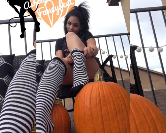 Ashleyfancyfetish aka Ashleyfancyfetish OnlyFans - TRICK OR TREAT! Smell my feet!!