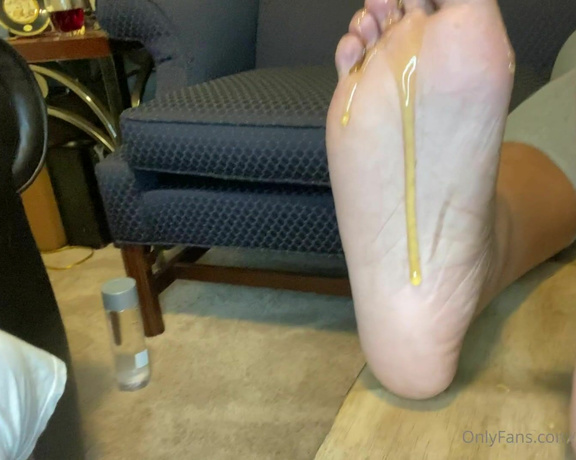 The Foot Worship Legend aka Enjoyyourfetish OnlyFans - Pouring Honey All Over @mytoestogo Frey before I devour them like never before lol this was her