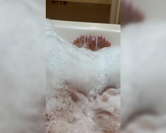 Kiffa Feet aka Kiffafeet OnlyFans - Last bathtub of the year