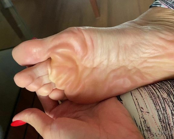 Kiffa Feet aka Kiffafeet OnlyFans - Good morning with my perfect soft soles