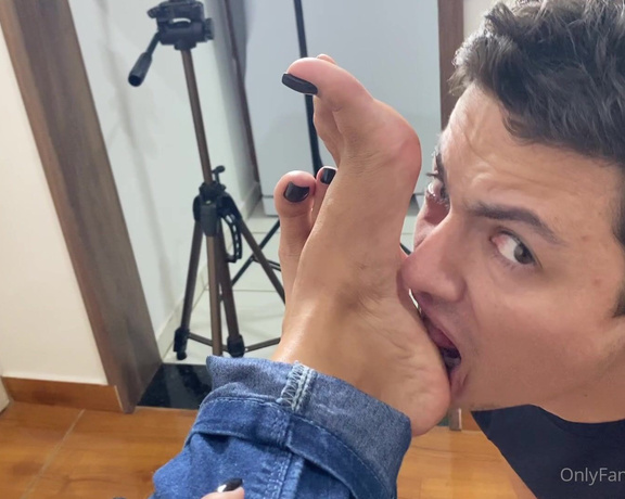 Kiffa Feet aka Kiffafeet OnlyFans - Shooting it after shopping a lot at the mall after spent all his money in clothes and made him lick