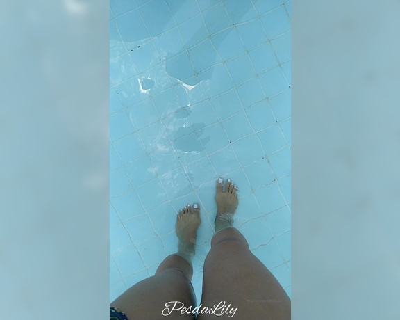 Kiffa Feet aka Kiffafeet OnlyFans - White nails + pool = video for you Lol