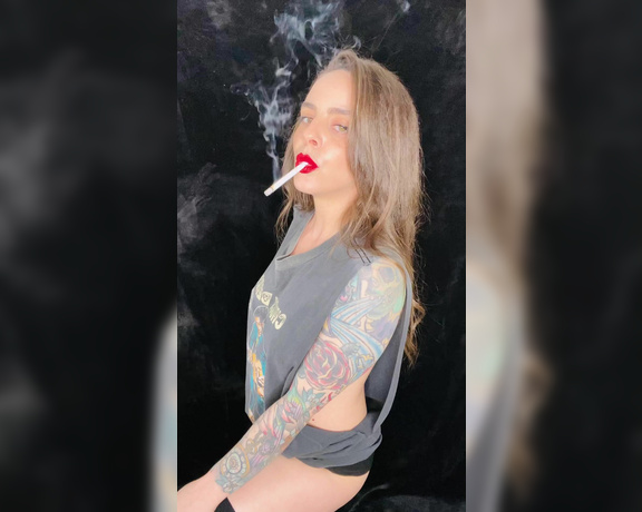 ManyVids - Dani Lynn - Seductive-Smoking