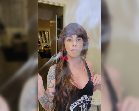 ManyVids - Dani Lynn - Smoking-And-Getting-Ready