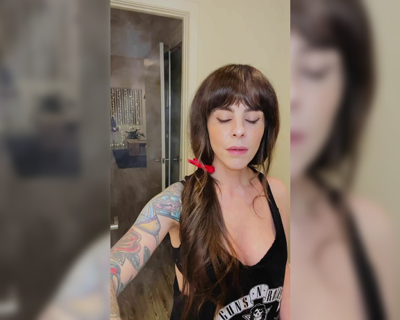 ManyVids - Dani Lynn - Smoking-And-Getting-Ready