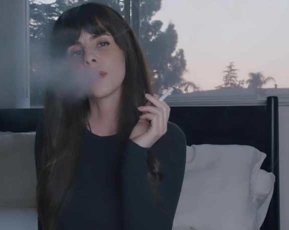 ManyVids - Dani Lynn - Smoking-In-Bed-At-Sunset