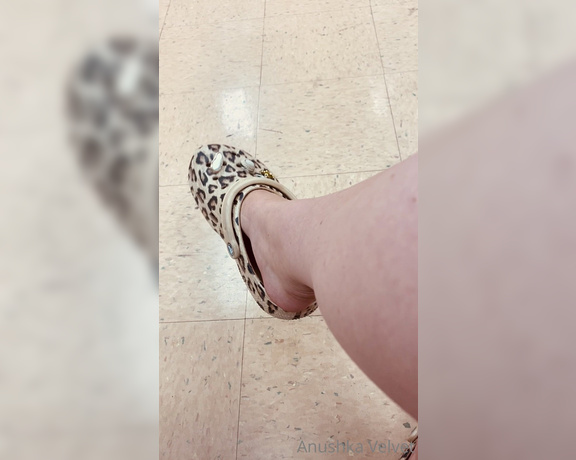 Anushka Velvet aka Anushkavelvet OnlyFans - Waiting in the DMV I deeply dislike waiting so here is some fed up foot shaking for you boys