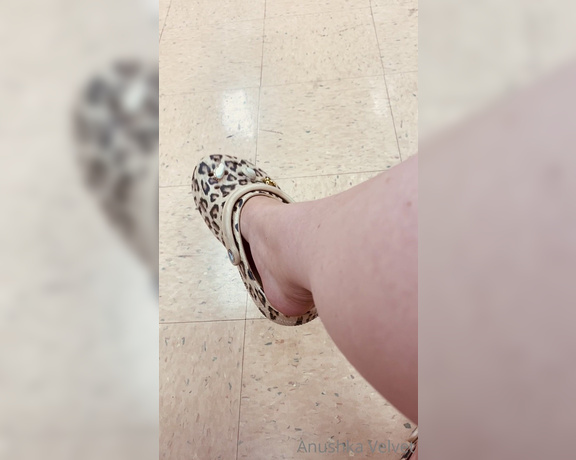 Anushka Velvet aka Anushkavelvet OnlyFans - Waiting in the DMV I deeply dislike waiting so here is some fed up foot shaking for you boys