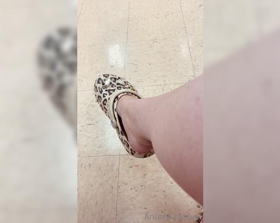 Anushka Velvet aka Anushkavelvet OnlyFans - Waiting in the DMV I deeply dislike waiting so here is some fed up foot shaking for you boys