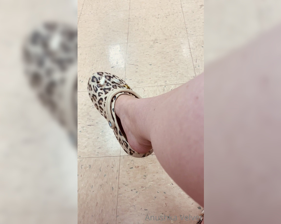 Anushka Velvet aka Anushkavelvet OnlyFans - Waiting in the DMV I deeply dislike waiting so here is some fed up foot shaking for you boys