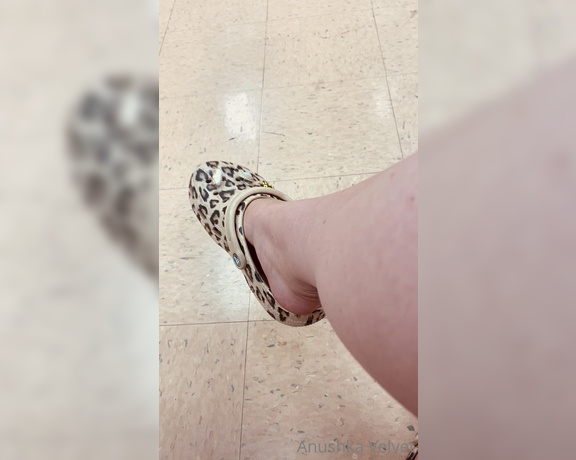 Anushka Velvet aka Anushkavelvet OnlyFans - Waiting in the DMV I deeply dislike waiting so here is some fed up foot shaking for you boys