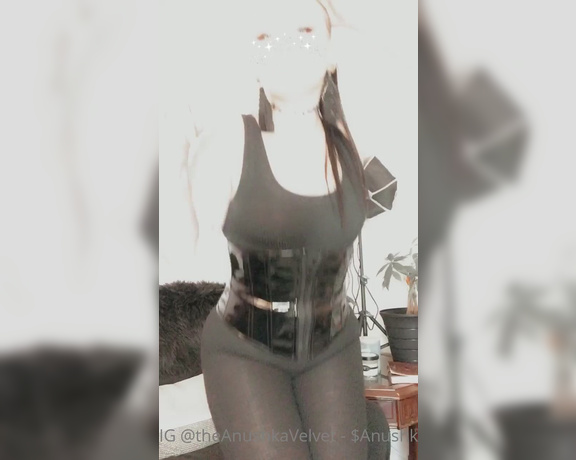 Anushka Velvet aka Anushkavelvet OnlyFans - Me messing around before a session I’m always in a playful mood