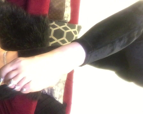 Anushka Velvet aka Anushkavelvet OnlyFans - I know a weak foot boy who goes wild at the sound of My flip flops clapping against My soles is