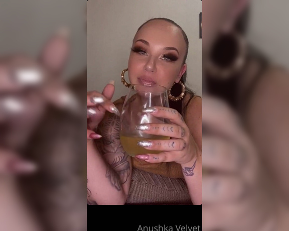 Anushka Velvet aka Anushkavelvet OnlyFans - Wednesday are always better with wine and truffle fries but listen to this while I wait for