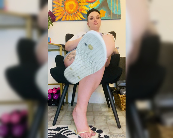 Anushka Velvet aka Anushkavelvet OnlyFans - Topless FlipFlop JOI You and I both know what you came here for… to watch Me dangle these white fl 2