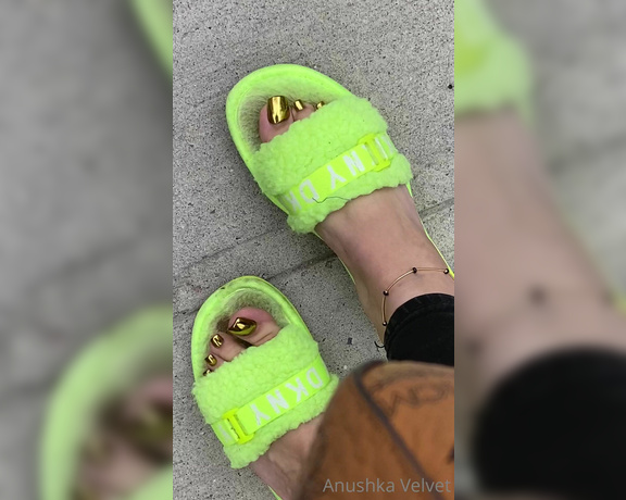 Anushka Velvet aka Anushkavelvet OnlyFans - Toe prints in my sandals