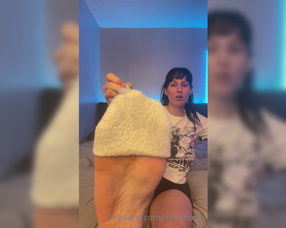 Dalia Maroe aka Missmaroe OnlyFans - Just worked out! Now smell my freshly stinky feet! Full horizontally filmed video sent to your inbox