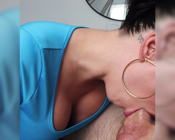 Pretty in Pink aka Prettyinpinkxoxofficial OnlyFans - High ponytail + hoops = the perfect BJ slut