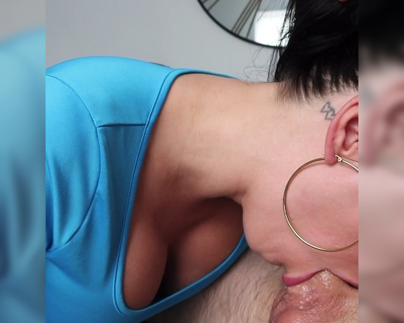 Pretty in Pink aka Prettyinpinkxoxofficial OnlyFans - High ponytail + hoops = the perfect BJ slut