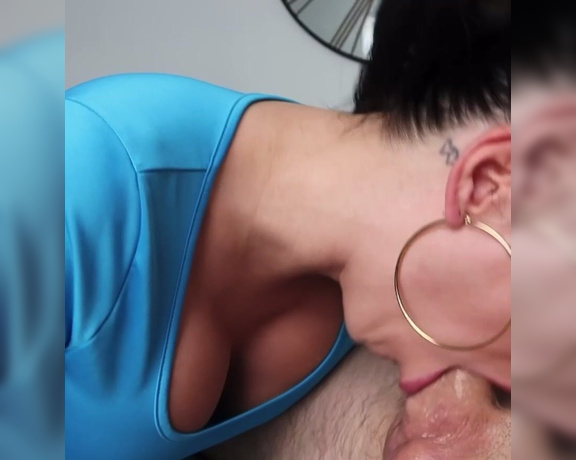 Pretty in Pink aka Prettyinpinkxoxofficial OnlyFans - High ponytail + hoops = the perfect BJ slut