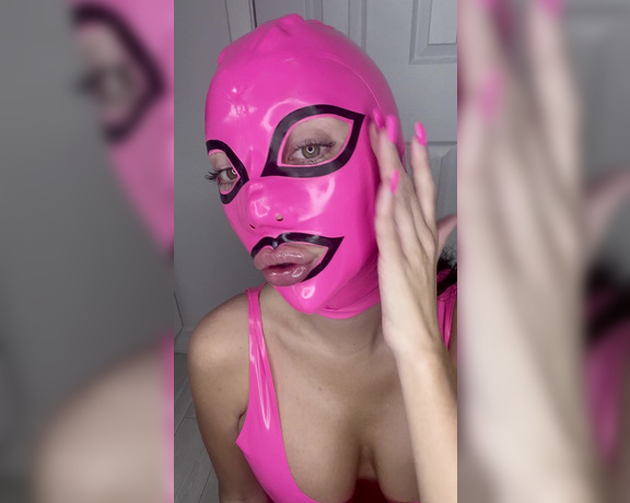 Pretty in Pink aka Prettyinpinkxoxofficial OnlyFans - Not sure how I feel about this new latex pink mask !! Buuuut I love how it pushes my lips out …