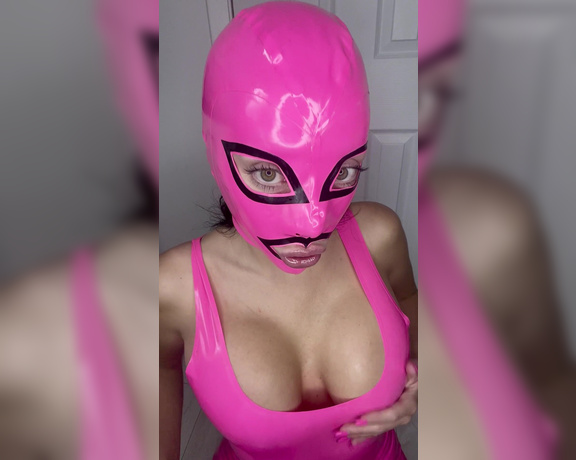 Pretty in Pink aka Prettyinpinkxoxofficial OnlyFans - Not sure how I feel about this new latex pink mask !! Buuuut I love how it pushes my lips out …