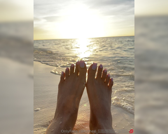 Thee Celestial foot goddess aka Thee_celeste OnlyFans - Beach Toesday vibes