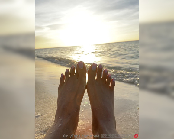 Thee Celestial foot goddess aka Thee_celeste OnlyFans - Beach Toesday vibes