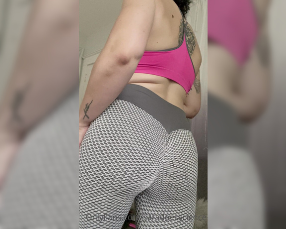 Goddess Sara aka Saradoesscience OnlyFans - Time for some good ol fashion booty worship I shake it, you stroke