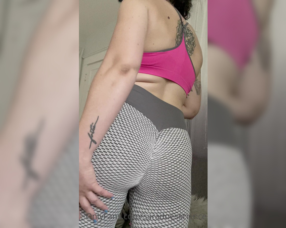 Goddess Sara aka Saradoesscience OnlyFans - Time for some good ol fashion booty worship I shake it, you stroke