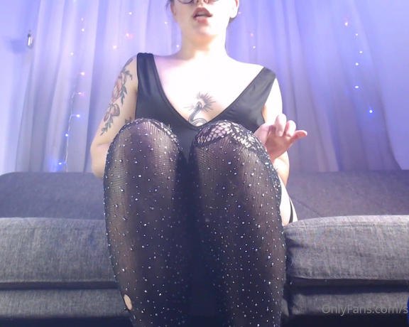 Goddess Sara aka Saradoesscience OnlyFans - Get down at my feet and maybe Ill give you a treat Foot Worship Heel Worship Foot Fetish JOI