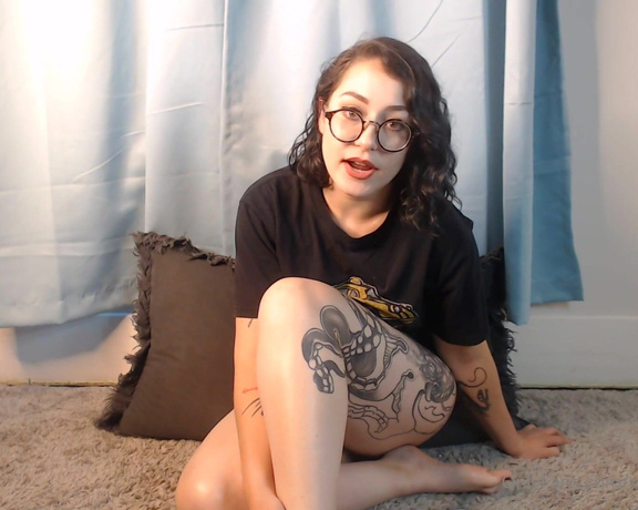 Goddess Sara aka Saradoesscience OnlyFans - My friends and I make a bet that I can make my dumb horny brother cum in less than 20 minutes I hum