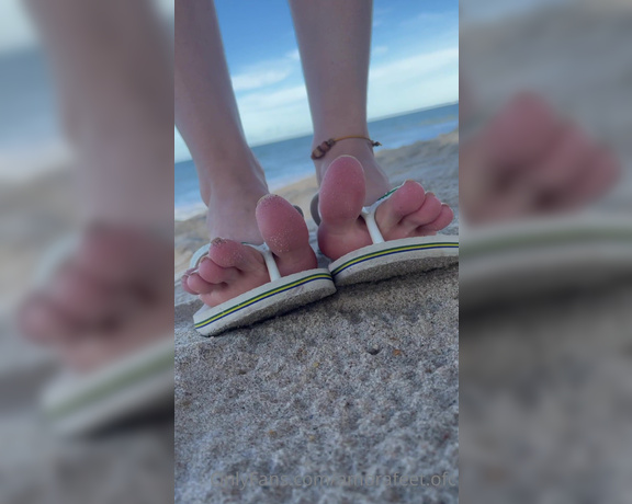 Pezinhos da Amora aka Amorafeetofc OnlyFans - Flip flops on the beach