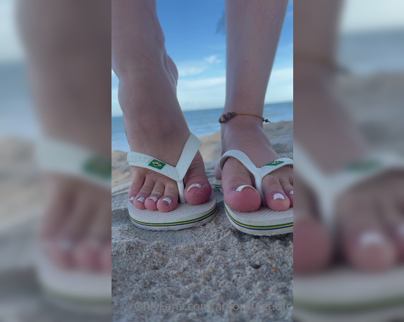 Pezinhos da Amora aka Amorafeetofc OnlyFans - Flip flops on the beach