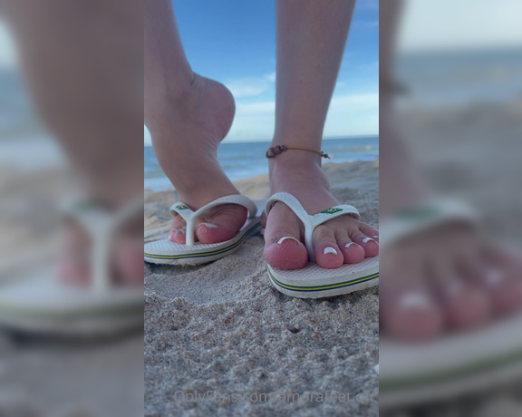 Pezinhos da Amora aka Amorafeetofc OnlyFans - Flip flops on the beach