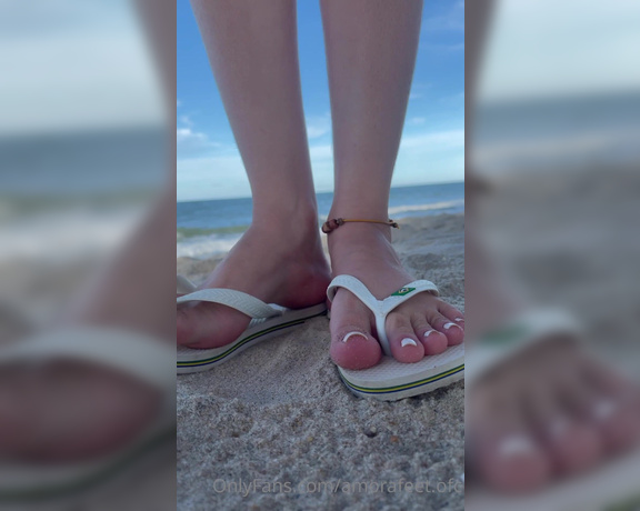 Pezinhos da Amora aka Amorafeetofc OnlyFans - Flip flops on the beach