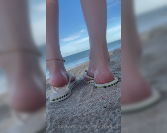 Pezinhos da Amora aka Amorafeetofc OnlyFans - Flip flops on the beach