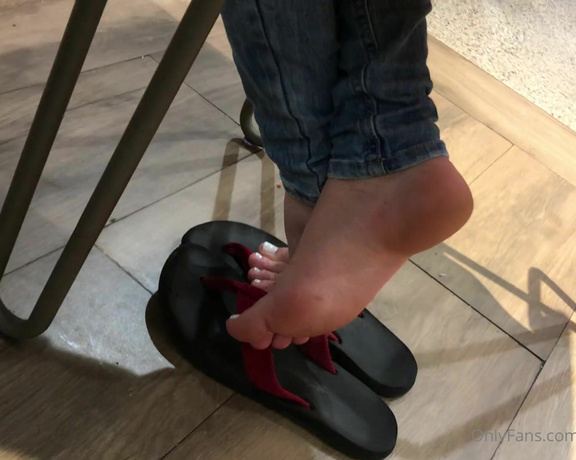 Pezinhos da Amora aka Amorafeetofc OnlyFans - Imagine find this little feet in a food court