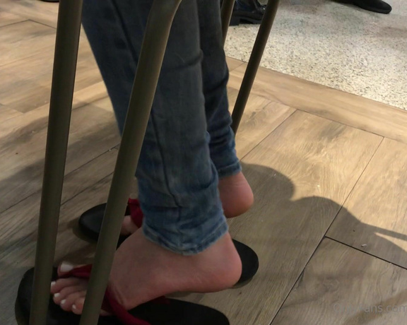 Pezinhos da Amora aka Amorafeetofc OnlyFans - Imagine find this little feet in a food court