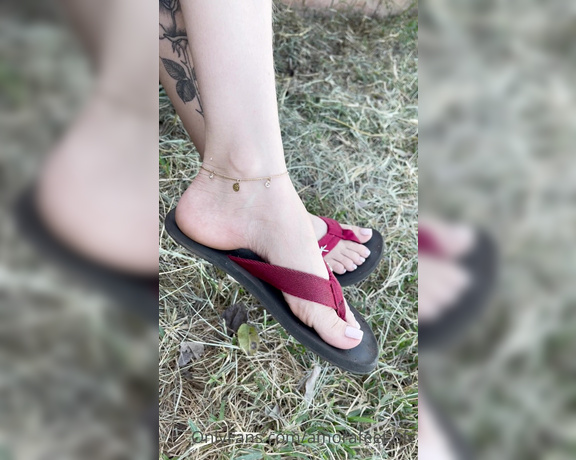 Pezinhos da Amora aka Amorafeetofc OnlyFans - Flip flops shoeplay