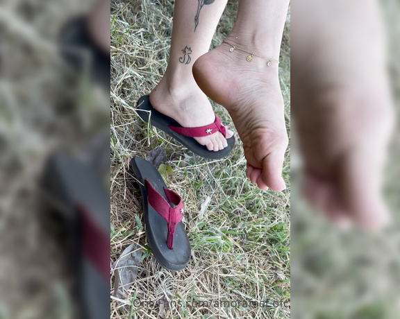 Pezinhos da Amora aka Amorafeetofc OnlyFans - Flip flops shoeplay