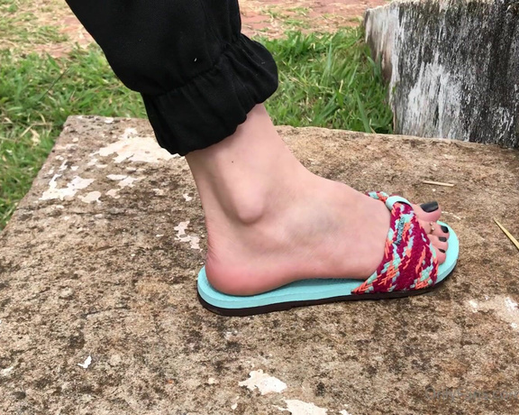 Pezinhos da Amora aka Amorafeetofc OnlyFans - Imagine you running at the park and show me doing this shoeplay, what do you do 1