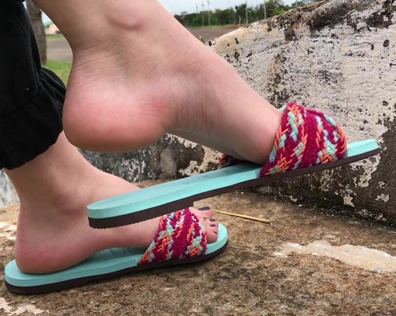 Pezinhos da Amora aka Amorafeetofc OnlyFans - Imagine you running at the park and show me doing this shoeplay, what do you do 1