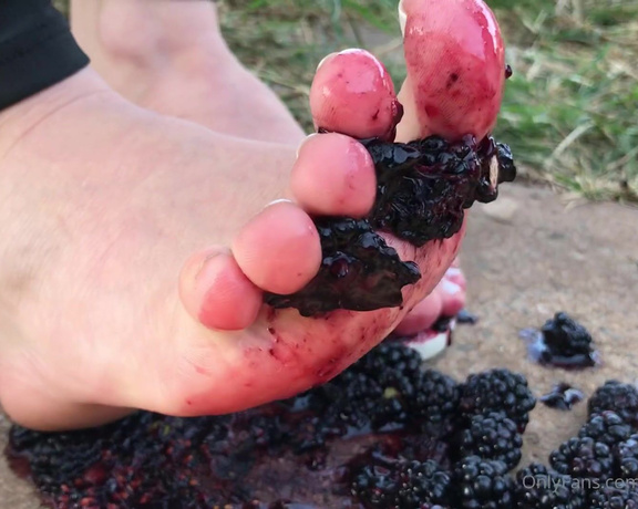 Pezinhos da Amora aka Amorafeetofc OnlyFans - Crushing some blackberrys