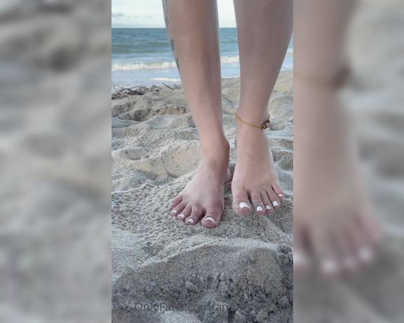 Pezinhos da Amora aka Amorafeetofc OnlyFans - Barefoot on the sand