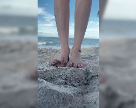 Pezinhos da Amora aka Amorafeetofc OnlyFans - Barefoot on the sand